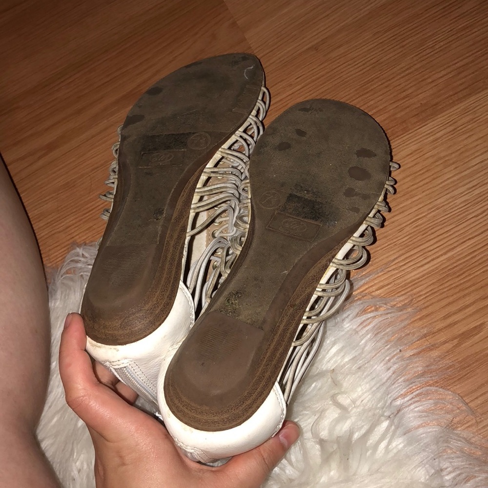 Women’s white and gold sandals. - Picture 4 of 5